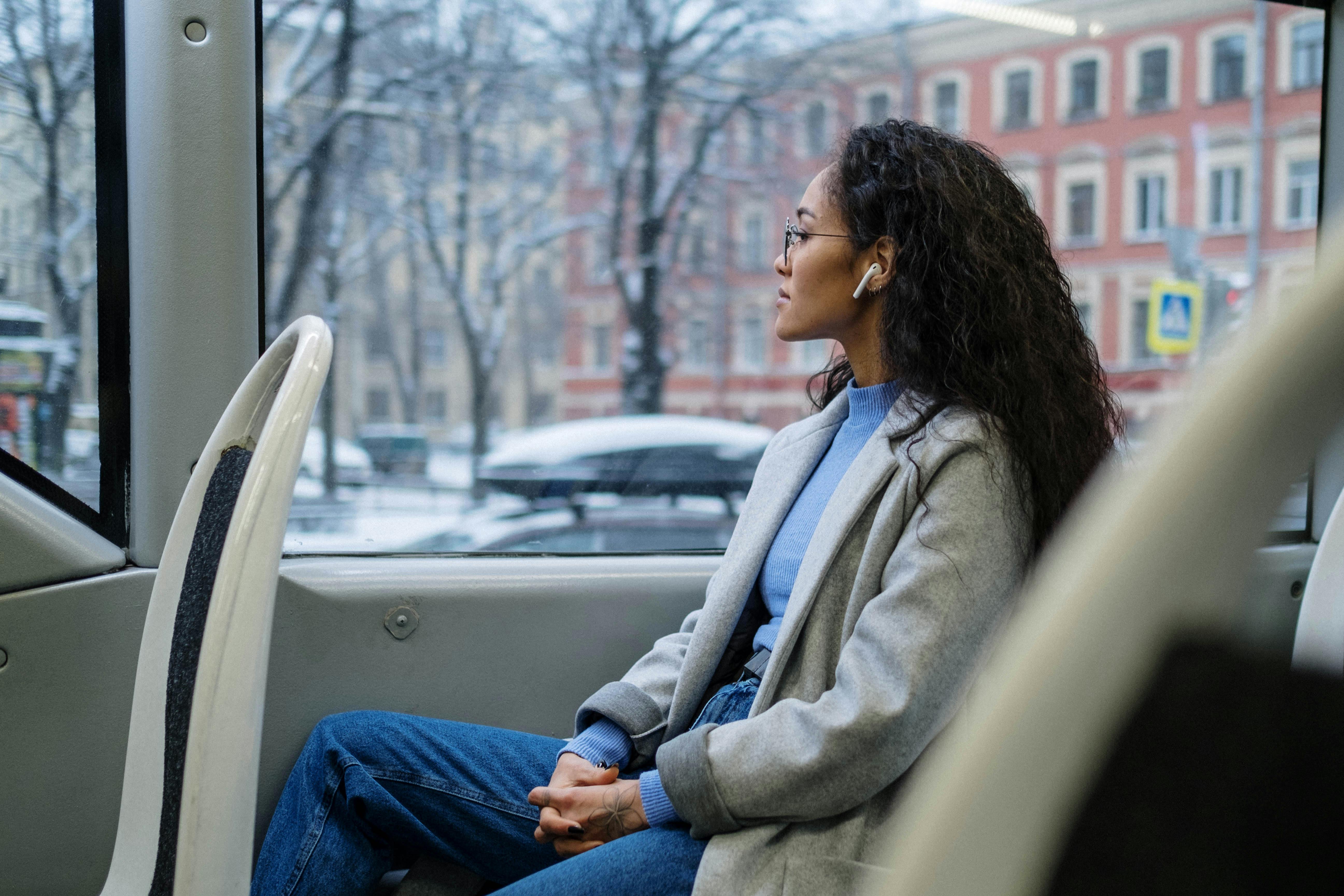 Femme prenant le bus